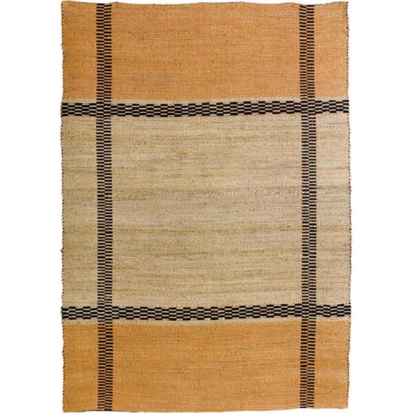 Un tapis à rayures orange et noires sur fond blanc sans aucune autre décoration.