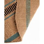 Un gros plan d’un tapis en jute avec une bande bleue.