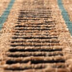 Un gros plan d'un tapis en jute avec une bande bleue.