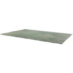 Un tapis vert sur fond blanc.