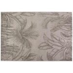 Un tapis avec des feuilles de palmier dessus.