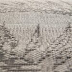 Un gros plan d'un tissu gris et blanc.