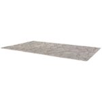 Un tapis avec un motif gris et bleu sur fond blanc.