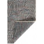 Un tapis avec un motif bleu et rouge.