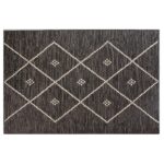 Un tapis noir et blanc avec des diamants.