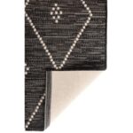 Un tapis noir avec un motif en losange.