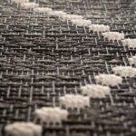 Un gros plan d'un tapis noir et blanc.