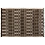 Un tapis noir à franges.