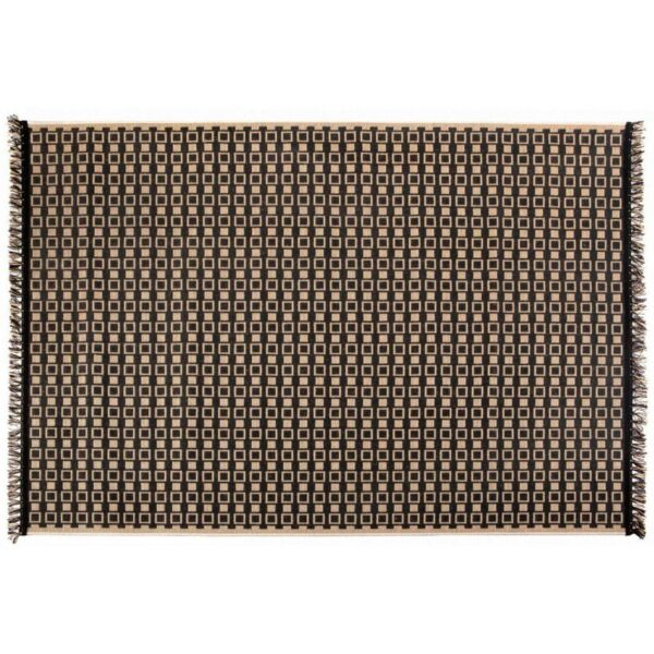 Un tapis noir à franges.