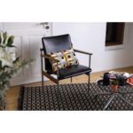 Une chaise avec un coussin et un tapis.