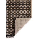 Un tapis noir et beige à carrés.