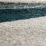 Un gros plan d'un tapis bleu et blanc.