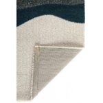 Un tapis bleu et blanc avec un motif de vagues.