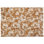 Un tapis fleuri marron sur fond blanc.