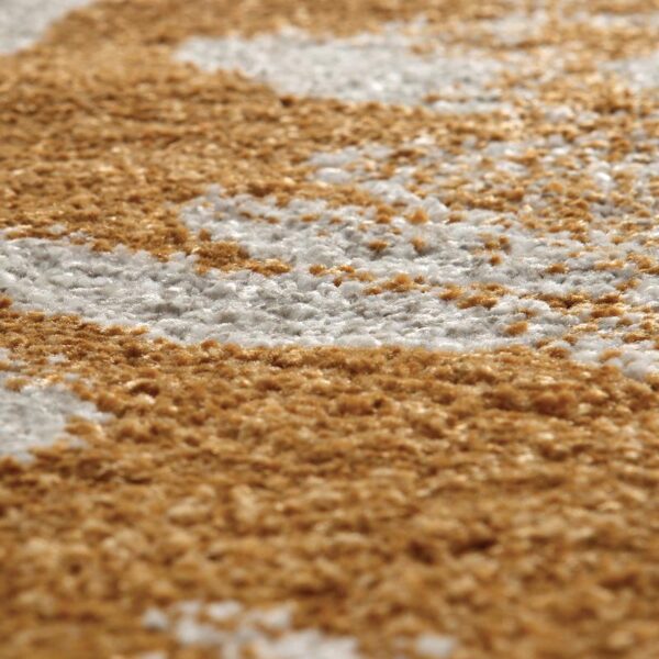 Une image en gros plan d’un tapis marron et blanc est présentée.