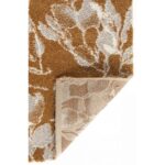 Un tapis marron avec un motif floral.