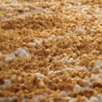 Une image en gros plan d’un tapis marron et blanc.