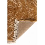 Un tapis marron et blanc avec des franges.