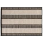 Un tapis à rayures beiges et noires sur fond blanc.