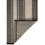 Un tapis rayé sur fond.