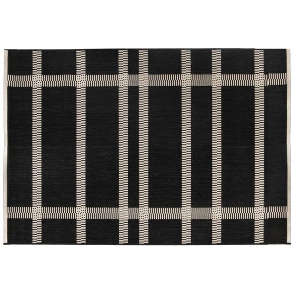 Un tapis à carreaux noir et blanc sur fond blanc.