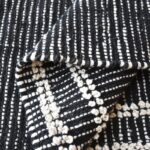 Un gros plan d'un tapis noir et blanc.