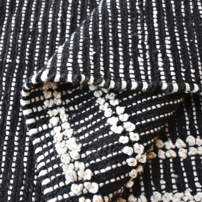 Un gros plan d'un tapis noir et blanc.