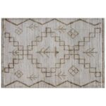 Un tapis beige au design géométrique.