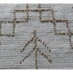 Un tapis avec un motif de flèches.