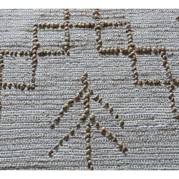 Un tapis avec un motif de flèches.