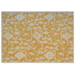 Un tapis jaune et blanc au design abstrait.