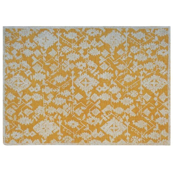 Un tapis jaune et blanc au design abstrait.