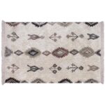 Un tapis beige au design géométrique.