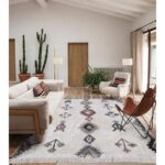 Un salon avec un tapis.