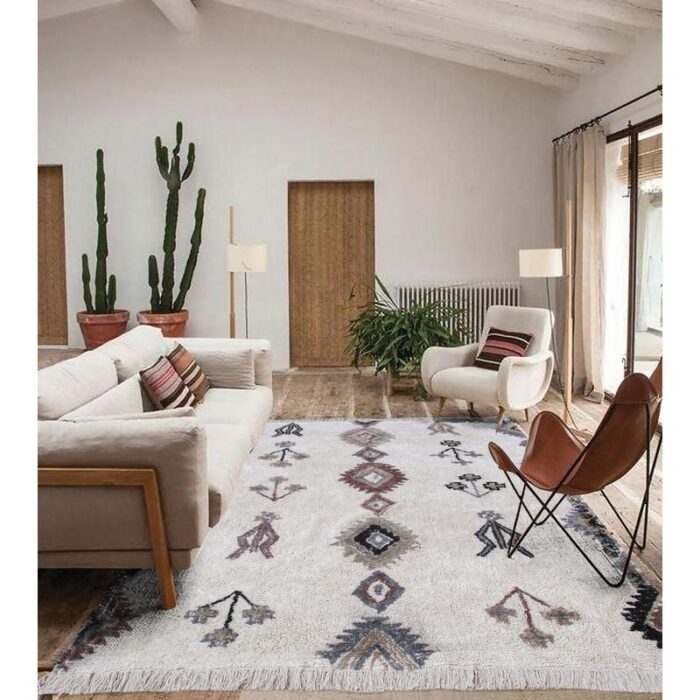 Un salon avec un tapis.