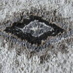 Un tapis avec un motif en losange.