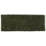 Un tapis de bain vert sur fond blanc.