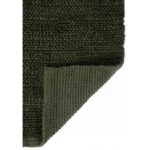 Un tapis vert sur fond blanc.