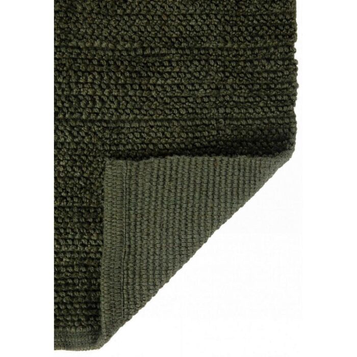 Un tapis vert sur fond blanc.