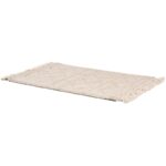 Tapis beige à motif géométrique et franges.