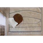 Tapis design géométrique et décoration en bois.