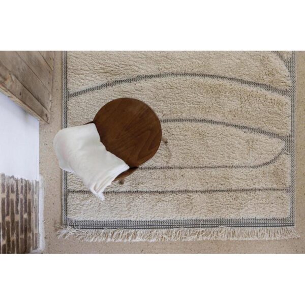 Tapis design géométrique et décoration en bois.