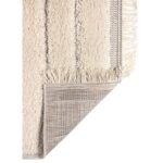 Tapis shaggy blanc à franges pour intérieur moderne.