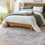 Chambre moderne lit en bois et décoration épurée