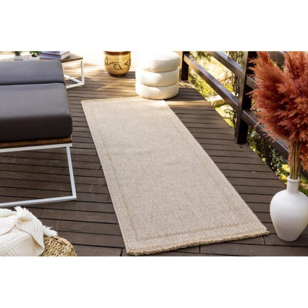Tapis extérieur sur terrasse en bois élégante.