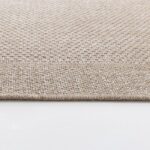 Tapis beige en texture tissée sur fond blanc.