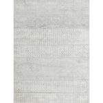 Tapis à motifs géométriques gris et blancs.