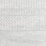 Textiles blancs à motifs géométriques variés.