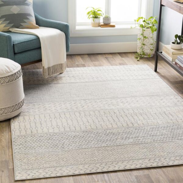 Tapis crème dans salon lumineux et moderne.