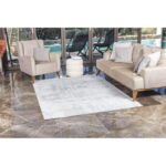 Salon moderne avec canapé et fauteuil élégants.